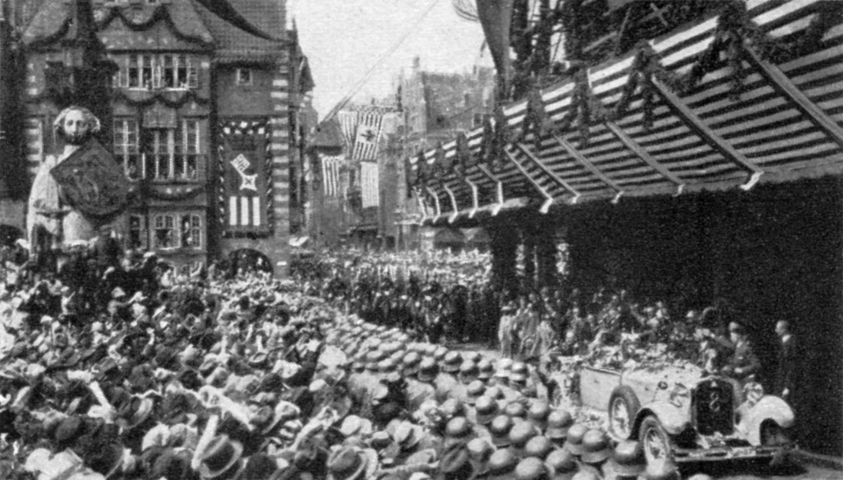 Parade für die Fliegerhelden auf dem Bremer Marktplatz